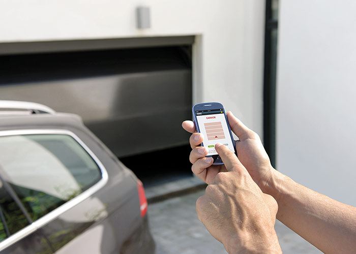 Zdalne sterowanie bramą garażową segmentową ze smartfona